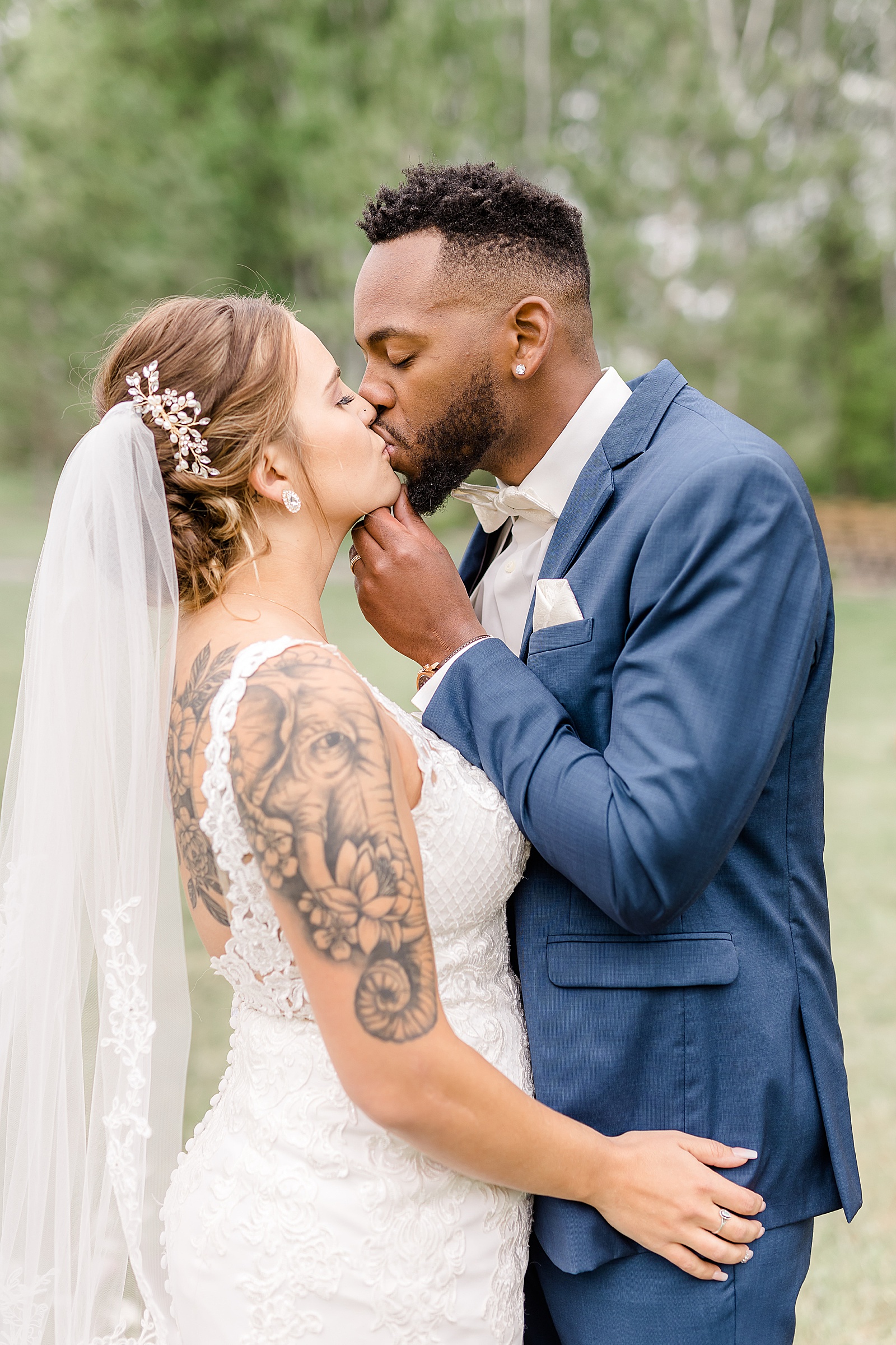 Bride and groom kissing by North Dakota wedding photographer Fernweh and Liebe
